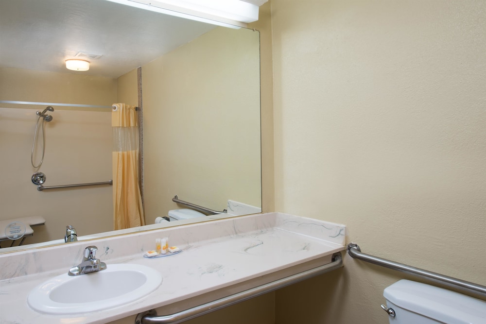 Days Inn by Wyndham Pinole Berkeley 17/27