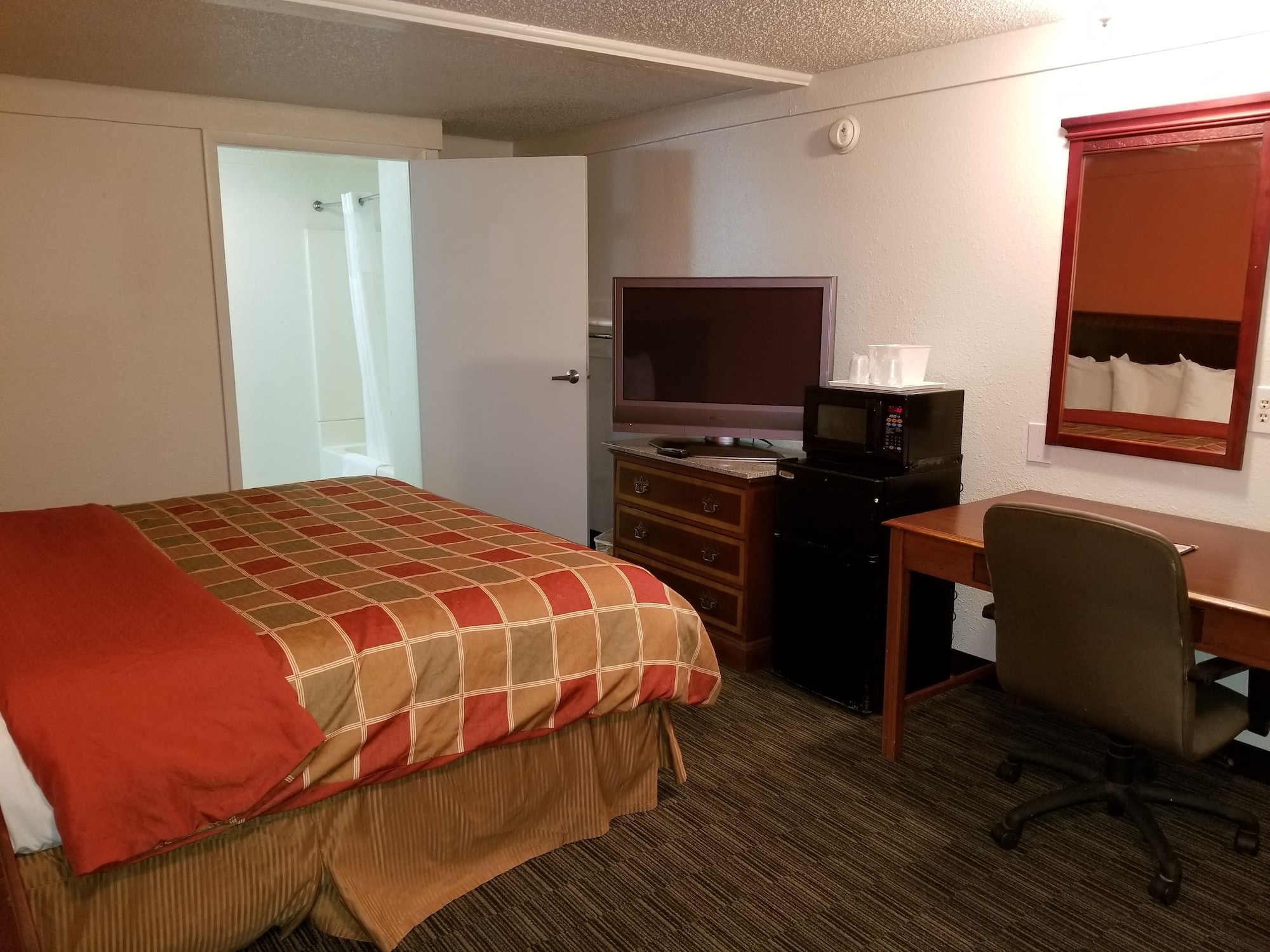 غرفة قياسية بسرير كينج لذوي الإعاقة، Rodeway Inn Auburn Hills - Detroit 5/10