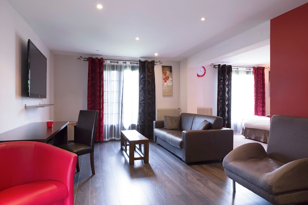 INTER-HOTEL LES COQUELICOTS 10/25
