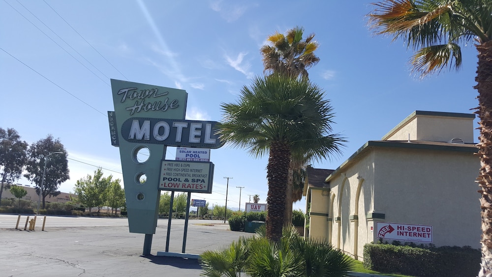 Town House Motel 3/45