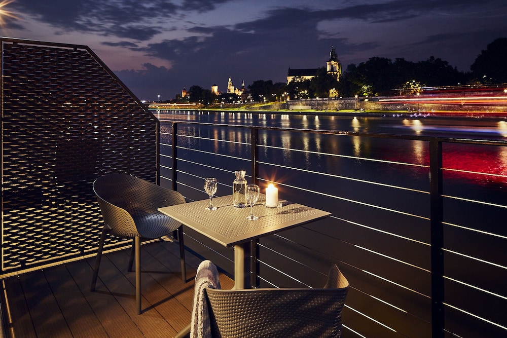 New Port Hotel 2/33