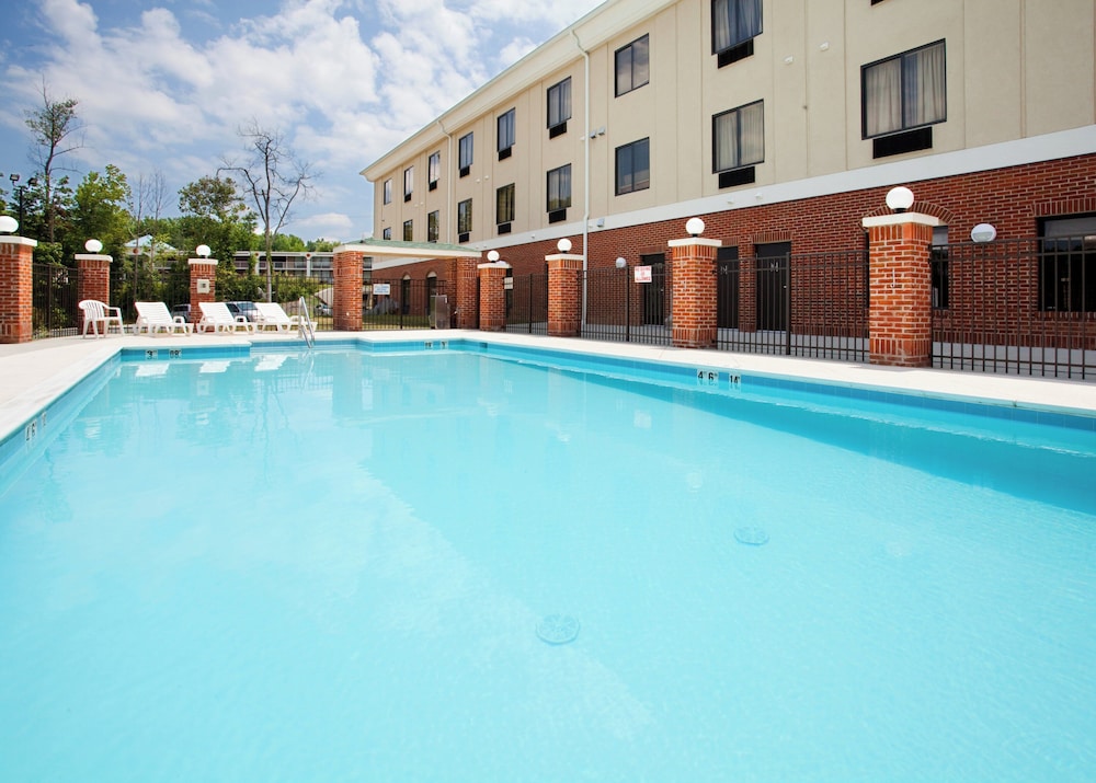 Holiday Inn Express Hotel Suites Greensboro East 5/58