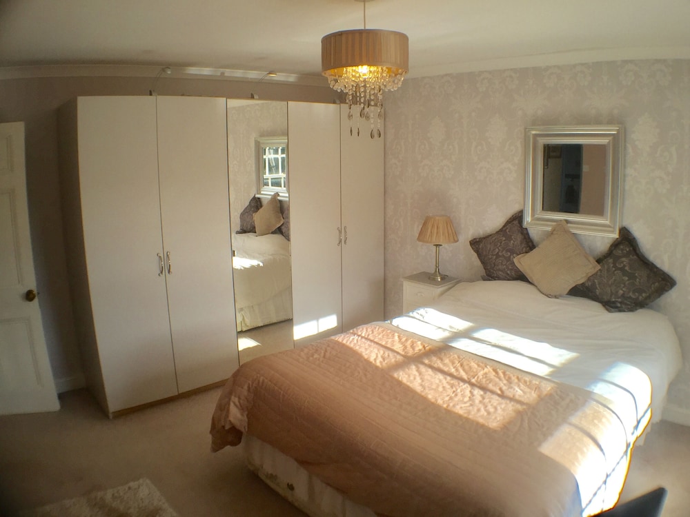 5 Bedrooms, Old, Cottage, Twin Beds, 2 Double Beds, 2 King Beds