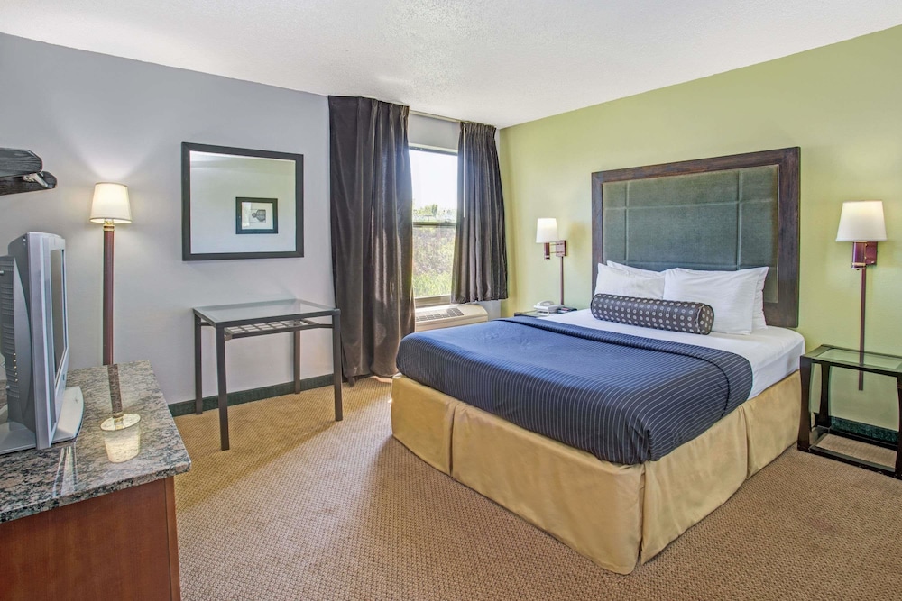 Days Inn by Wyndham Great Lakes Naval Base 7/17
