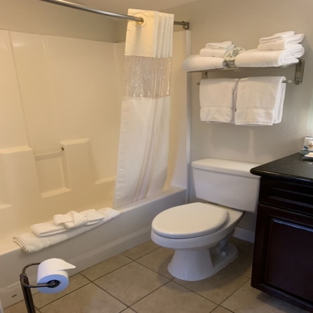جناح بسرير كينج مع أريكة، The Hotel Oceanside 4/4