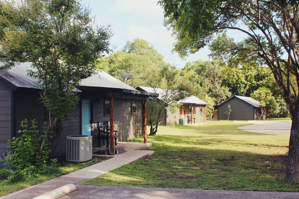 Frio Springs Lodges 2/50