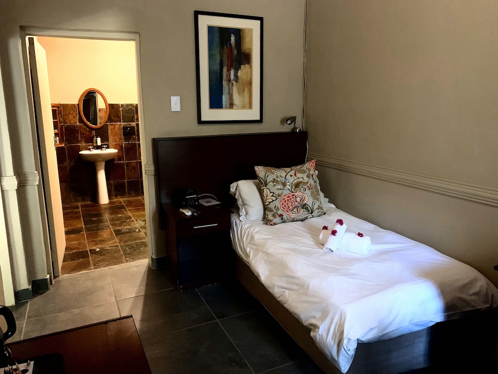 Shangri-La Country Hotel 11/50
