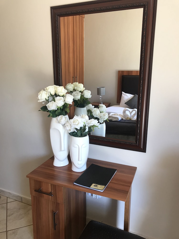 Manor Hills Guest Lodge 19/40