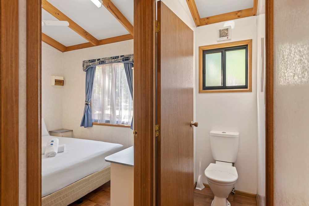 3 BEDROOMS, DELUXE, CABIN, WATER FRONT