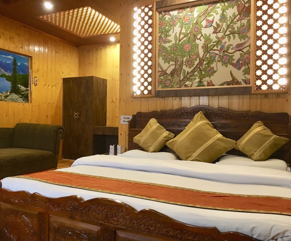 Walisons Hotel 12/41