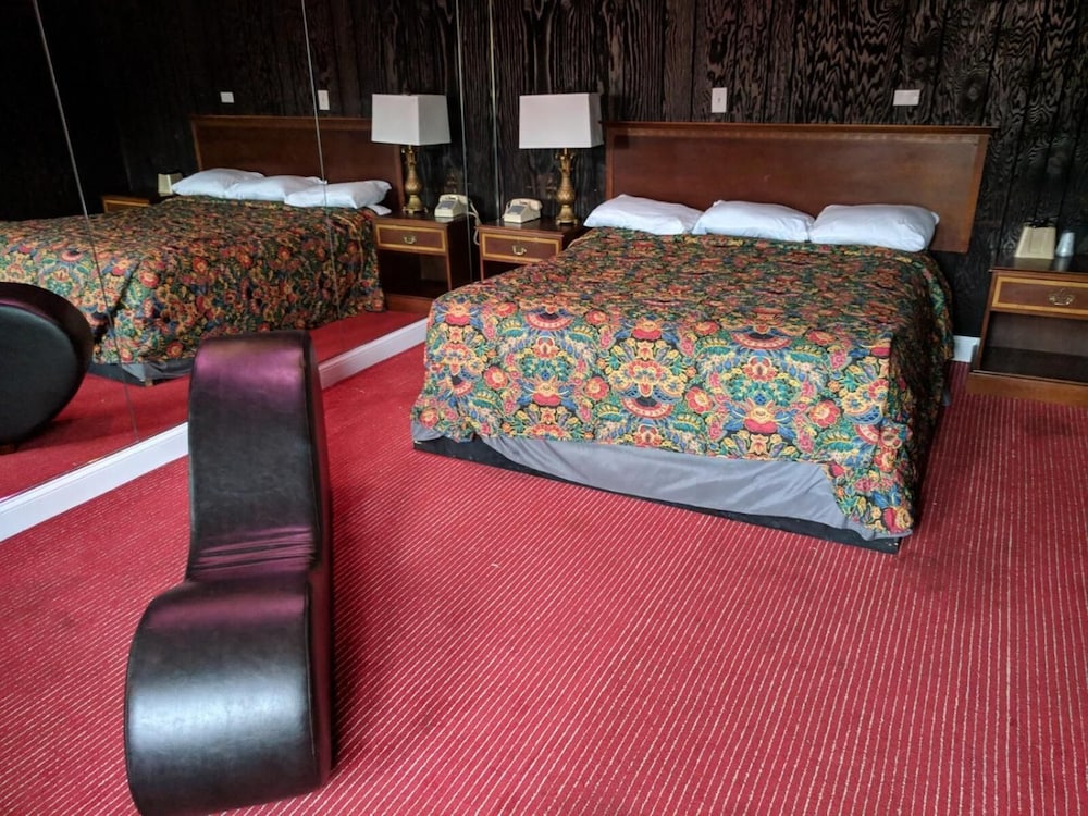 Skylark Motel 33/49