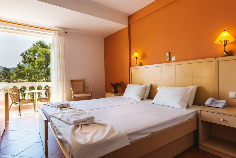 THREE STARS BEACH HOTEL 20/60