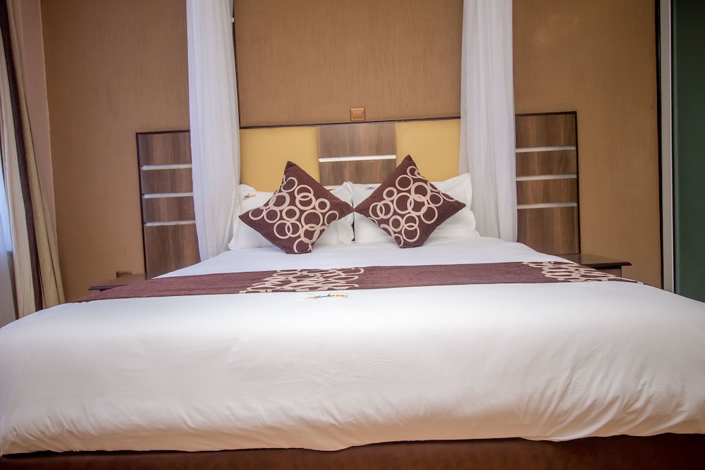 Airport Landing Hotel 9/48