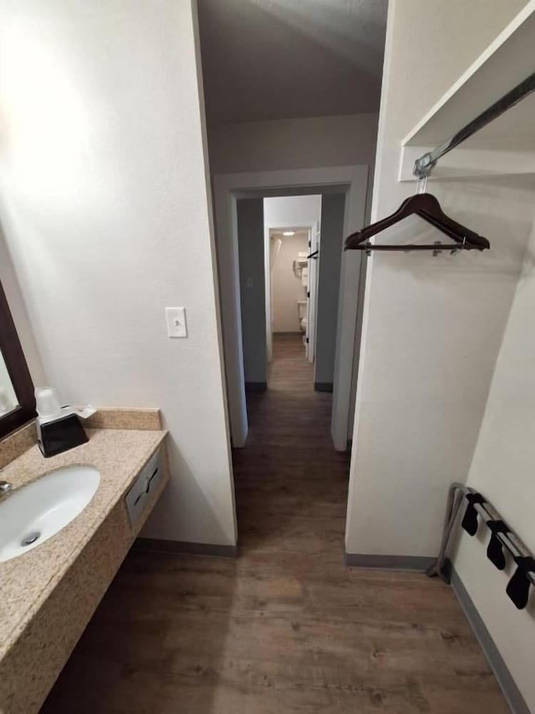 ECONO LODGE AND SUITES(Orange - TX) 53/53