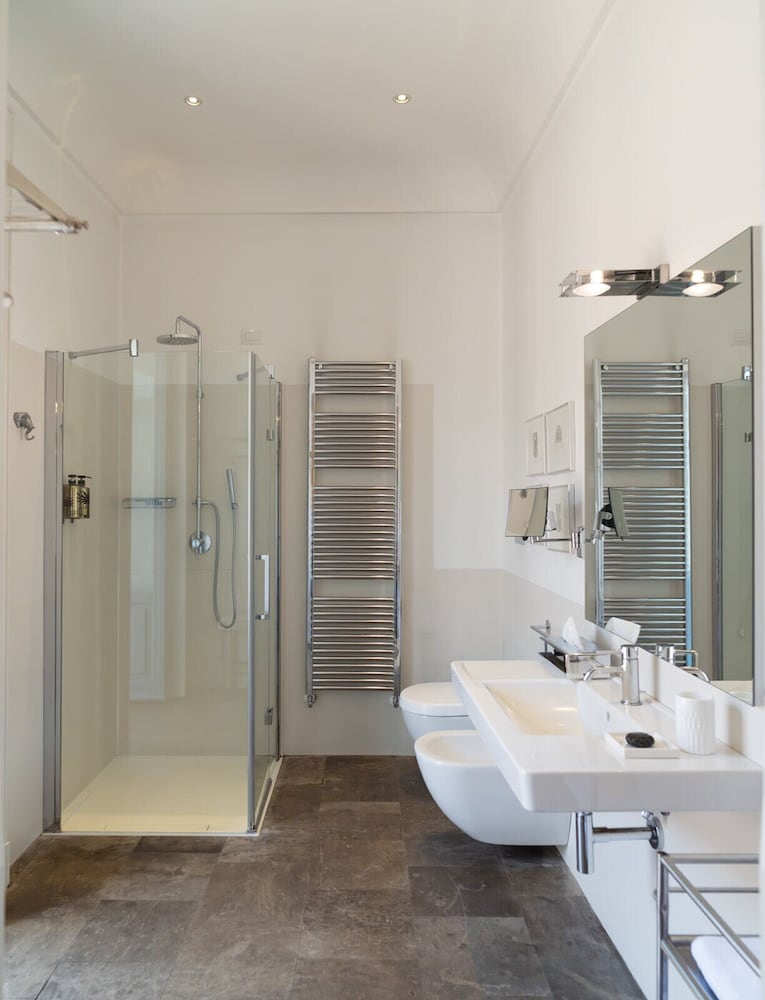 Junior Suite, King Bed, City View, Balcony 3/5