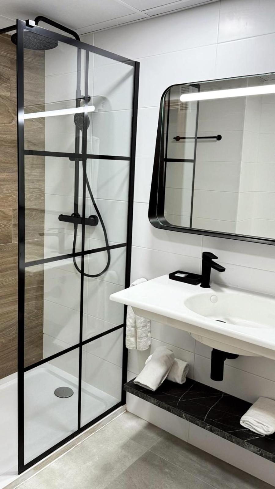 ROOM, DOUBLE OR TWIN BED