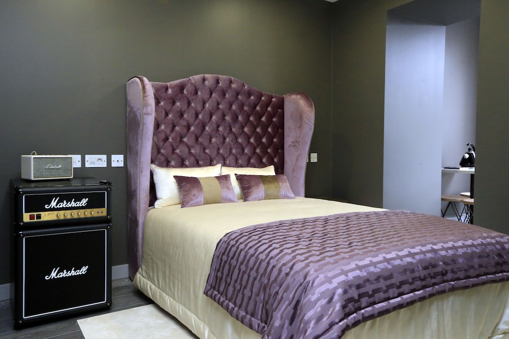 2 BEDROOMS, SUITE, TERRACE