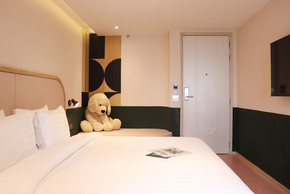 2 Bedrooms, Suite, King and Twin Beds