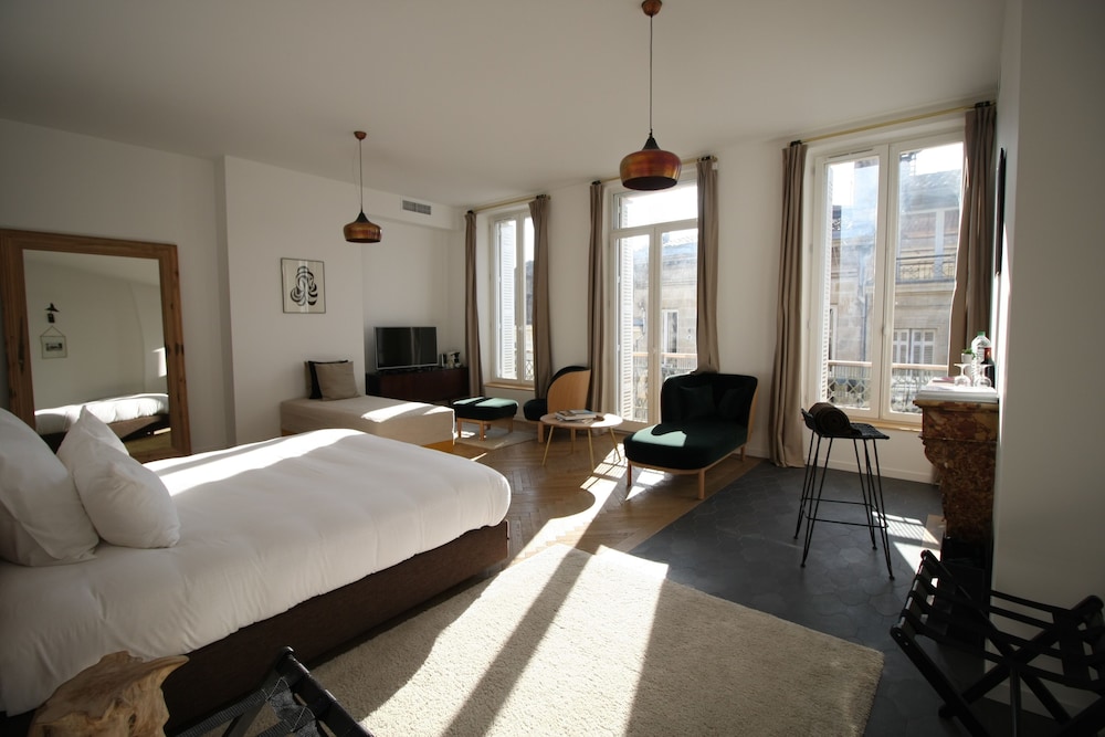 DELUXE, QUADRUPLE, 1 KING AND 1 SINGLE BEDS, MURPHY BED