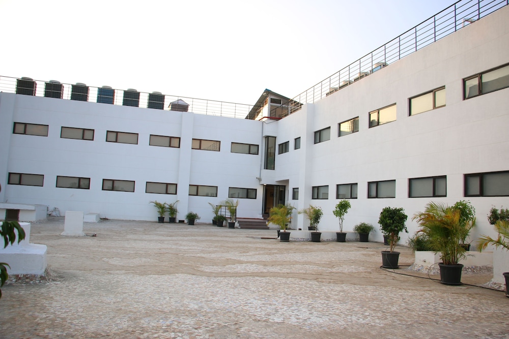 7 Apple Hotels Aurangabad 41/43