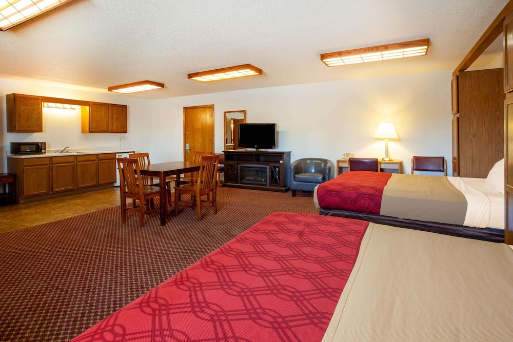 Travelodge by Wyndham Escanaba 27/46