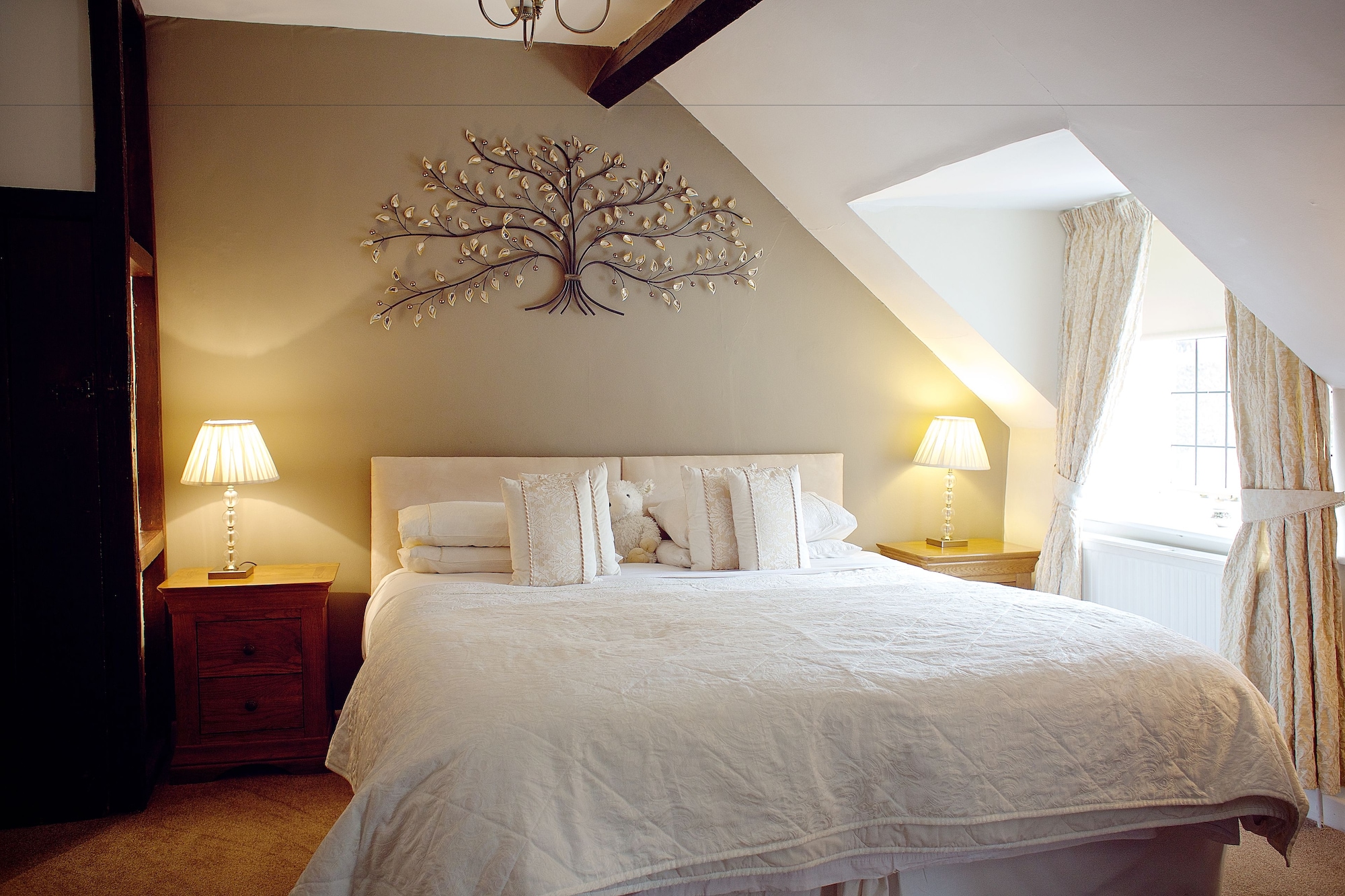 DELUXE, KING BED