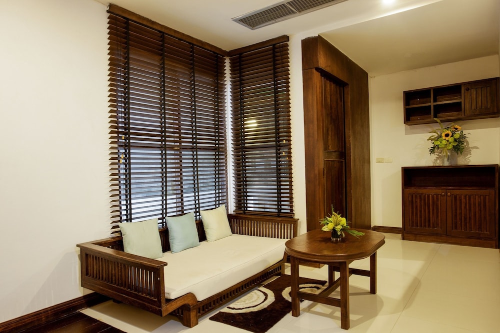 SAFARI BEACH HOTEL 30/48