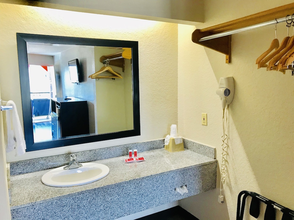 Econo Lodge Near Lackland Air Force Base-SeaWorld 18/39