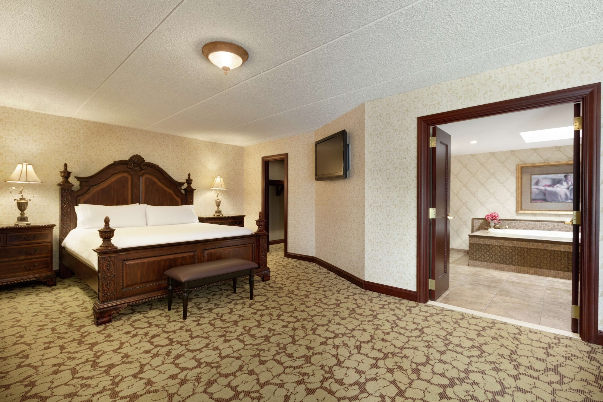 Manhattan, Suite, King Bed, Jetted Tub