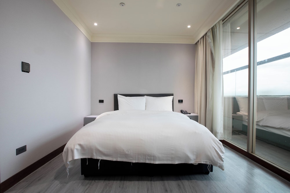 DELUXE, DOUBLE BED