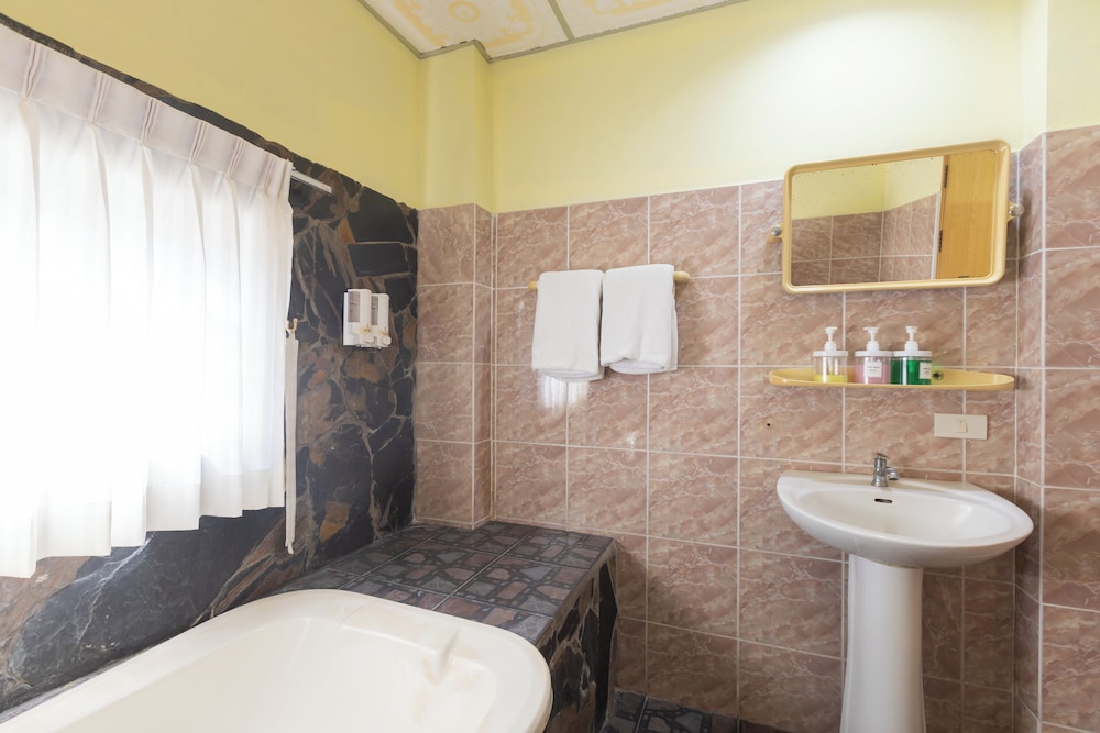 Kata Palace Hotel 48/50