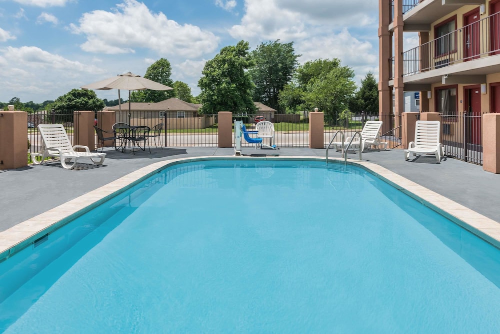 Economy Suites Springfield - I-44 1/43