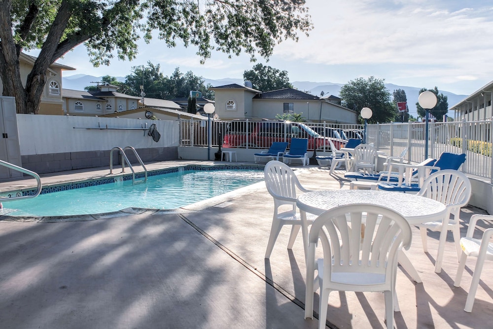 Motel6 Bishop, CA 24/33