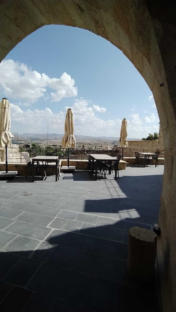 1811 Cave Hotel 28/50