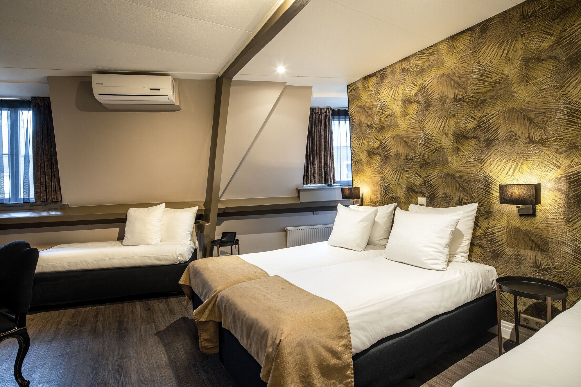 ROOM, QUADRUPLE