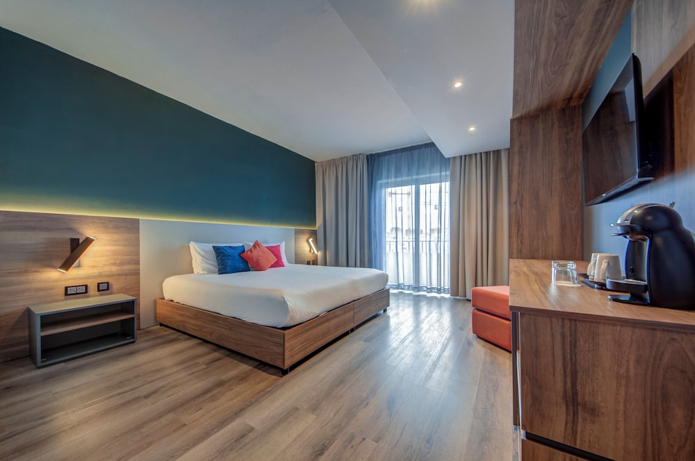 DELUXE, DOUBLE OR TWIN BED