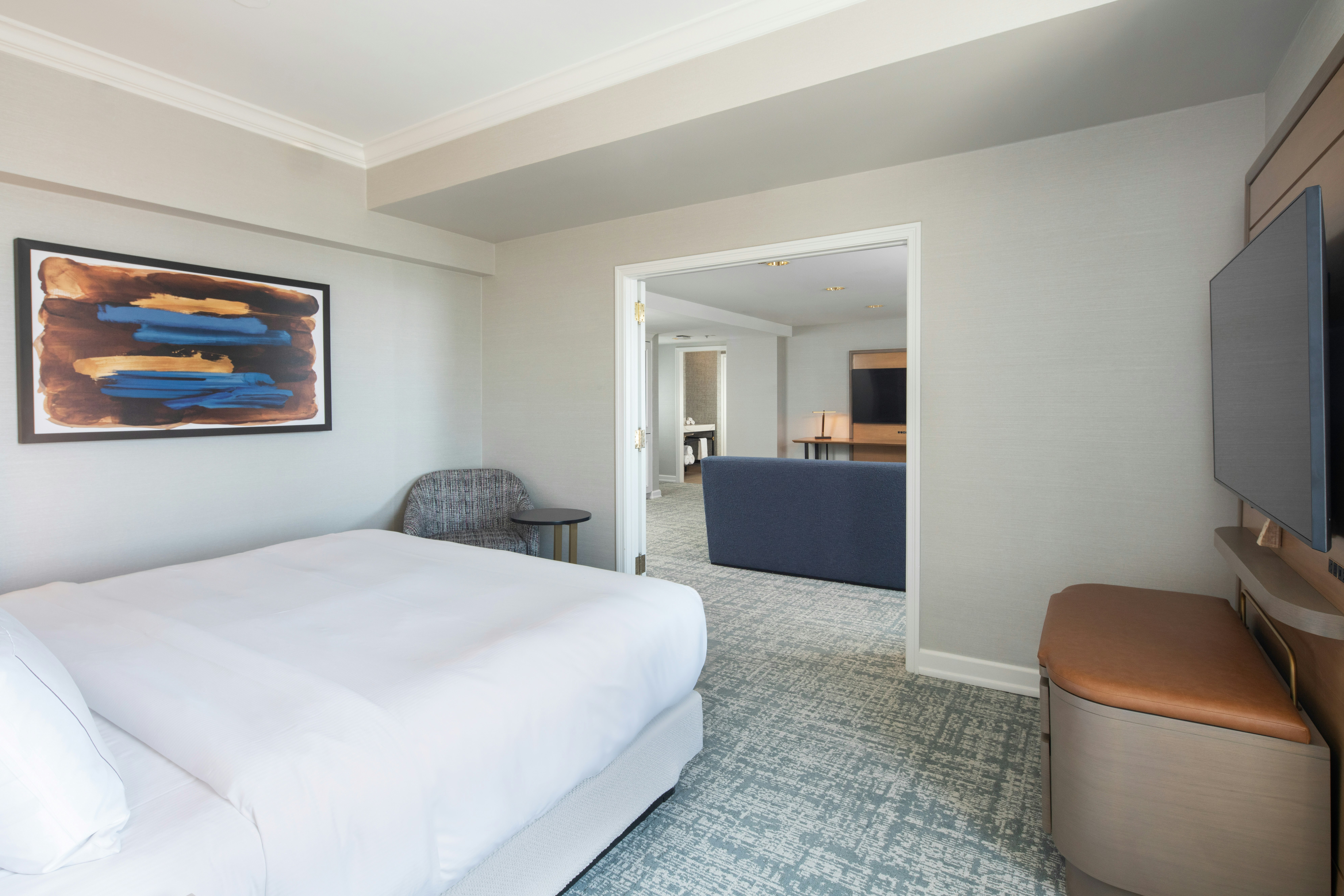 SUITE, KING BED