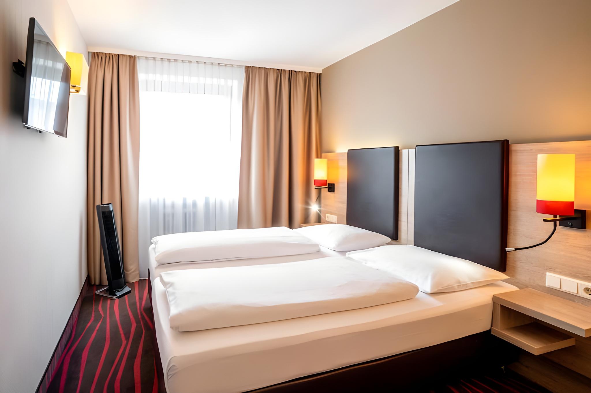 Room, Triple, Twin Beds, Courtyard View, No Air Condition, Sofa