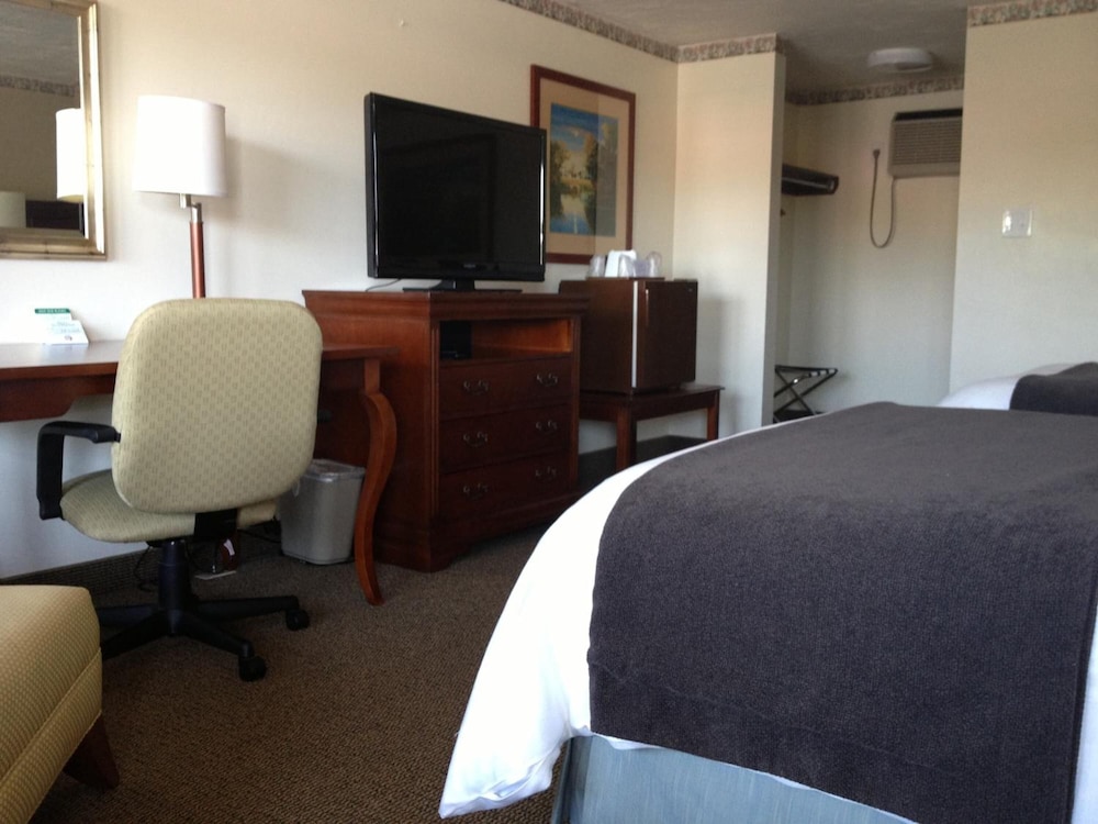 Holiday Hill Inn & Suites 50/61