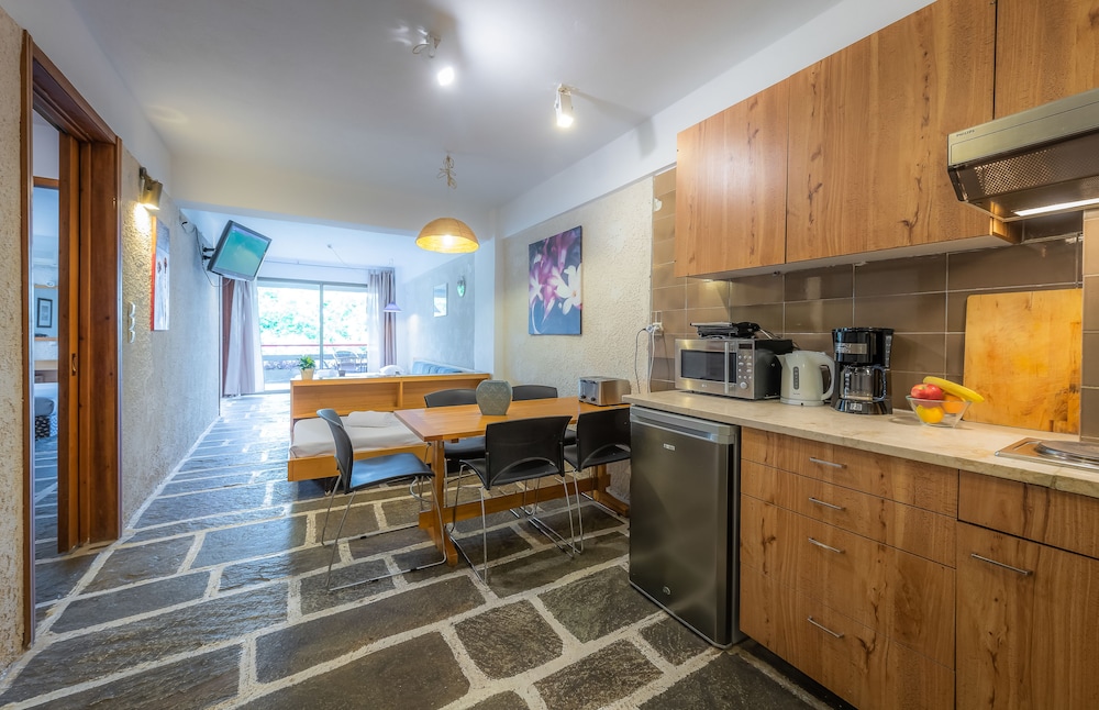 Apollonia Apartments 6/50