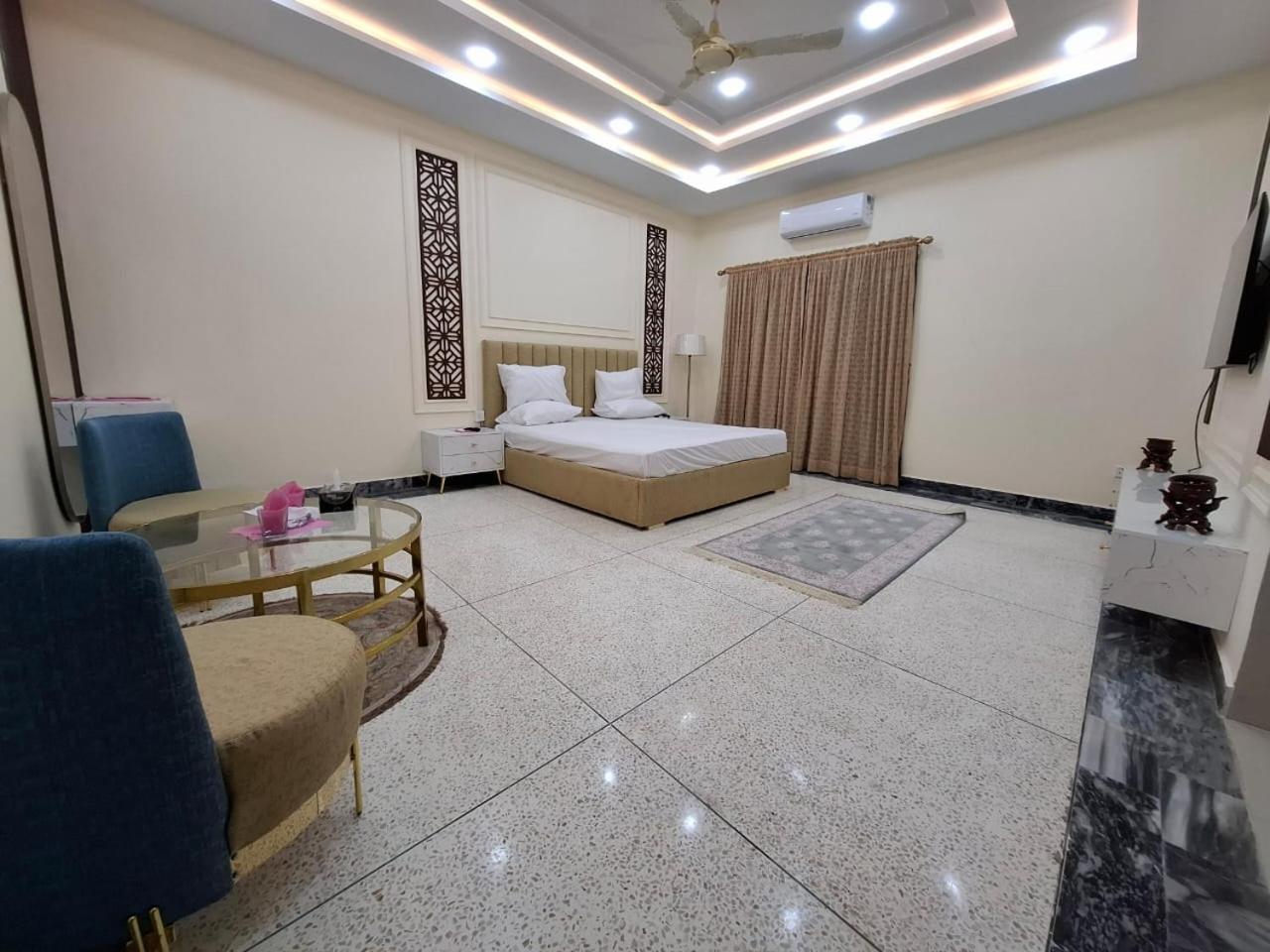 White House Karachi 30/48