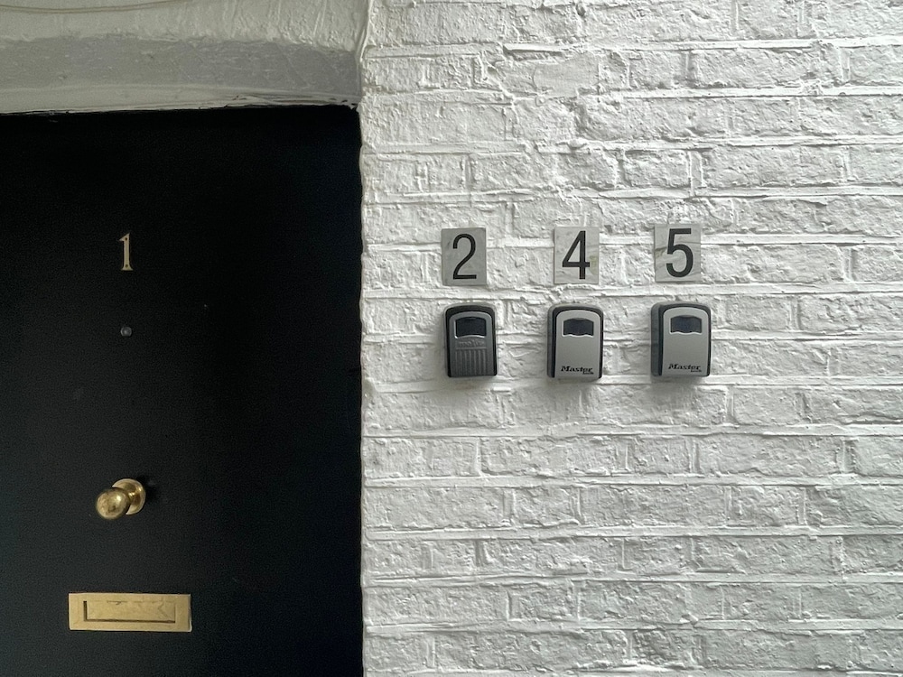 Flying Butler Baker Street Apartments 48/50