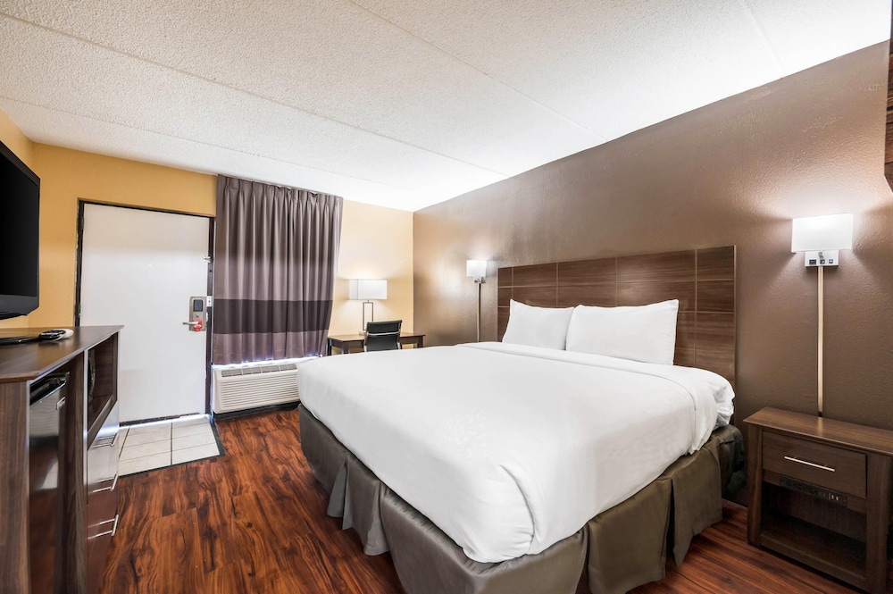 Standard, King Bed, Smoking, Econo Lodge Columbus near Airport 3/6