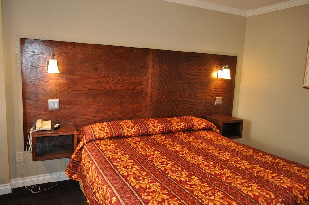 Santa Cruz Inn Riverside 6/23