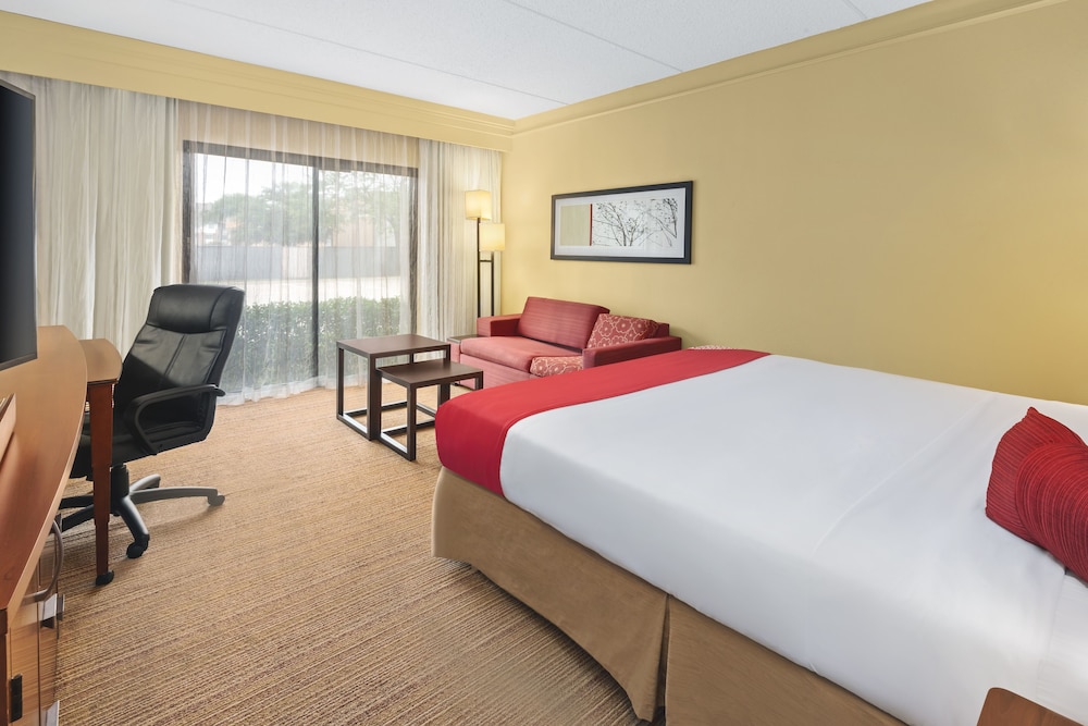 Super 8 by Wyndham Dallas Love Field Airport 20/60