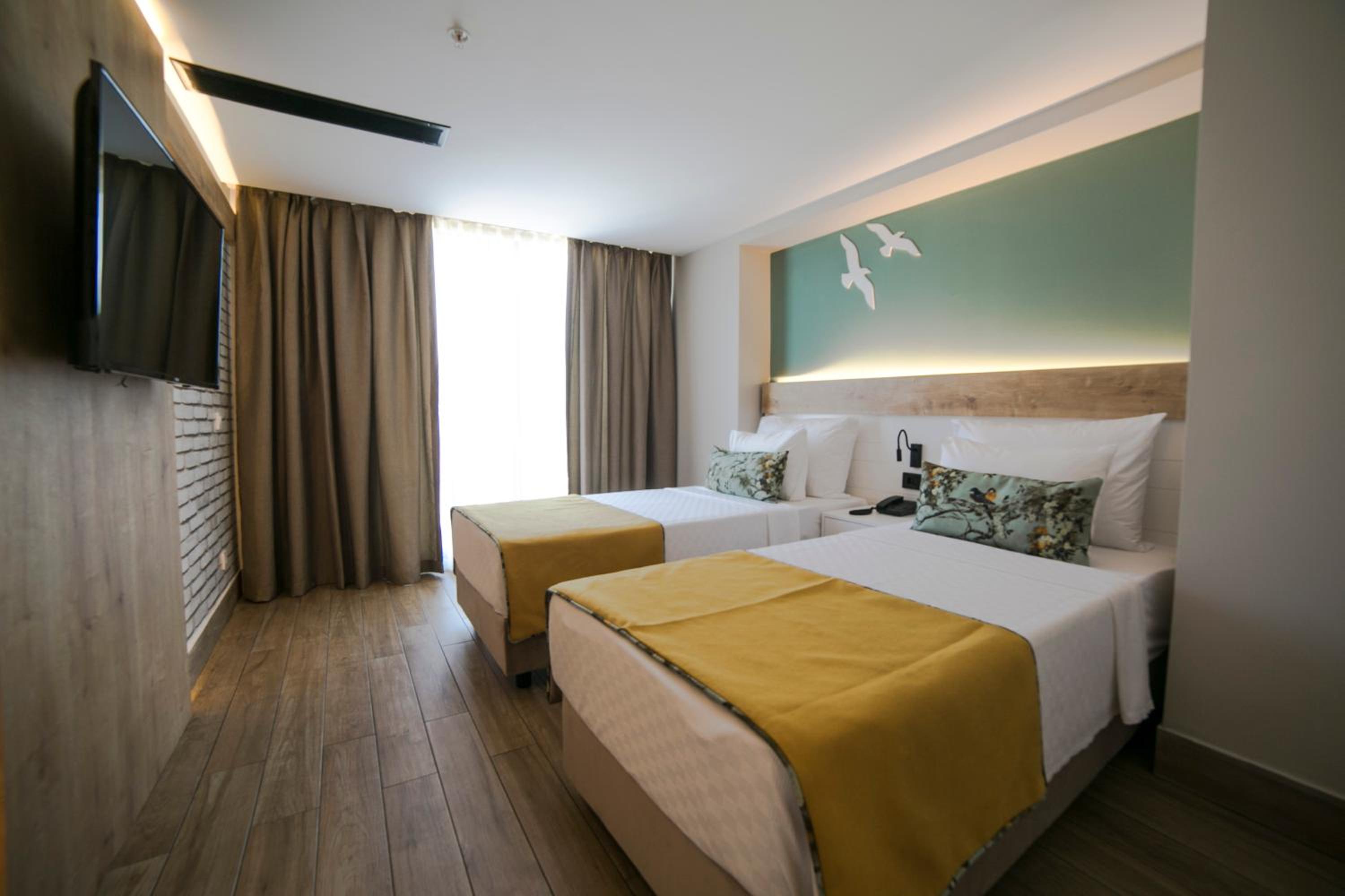 2 Bedrooms, Family