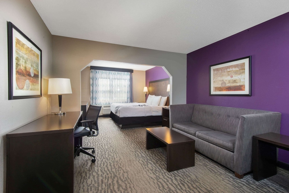 La Quinta Inn & Suites by Wyndham Erie 39/51