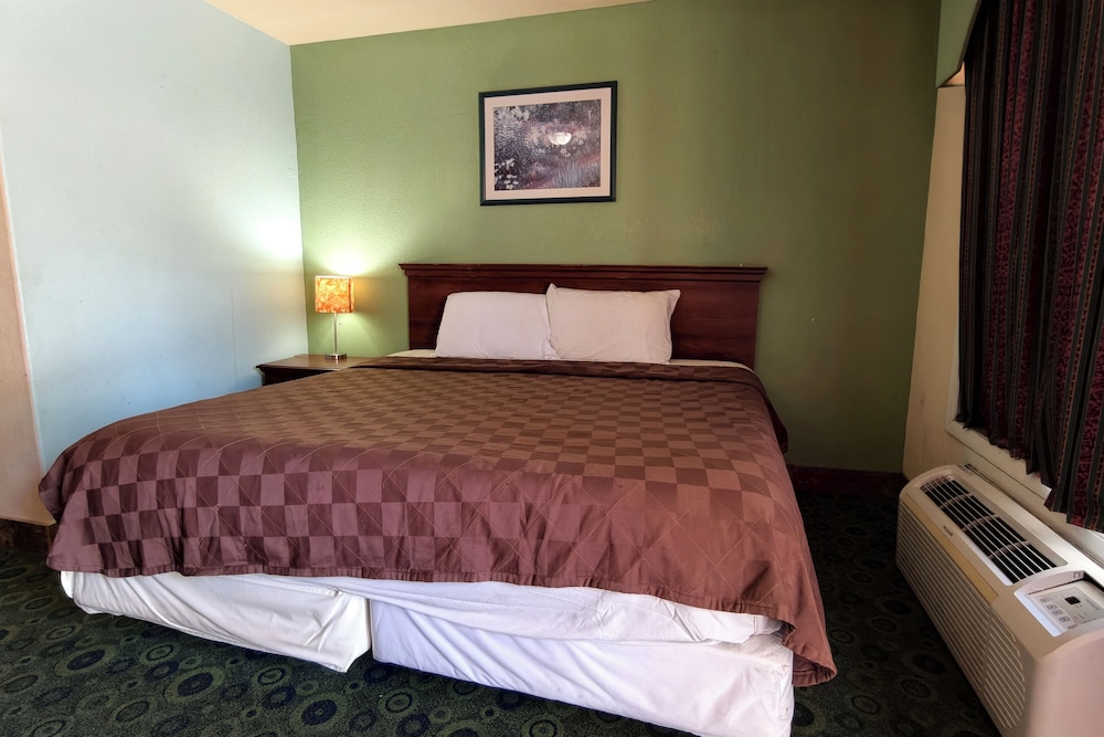 غرفة بسرير كينج لغير المدخنين، Sunset Lodge Elgin near US 290 by Hotel O 3/10