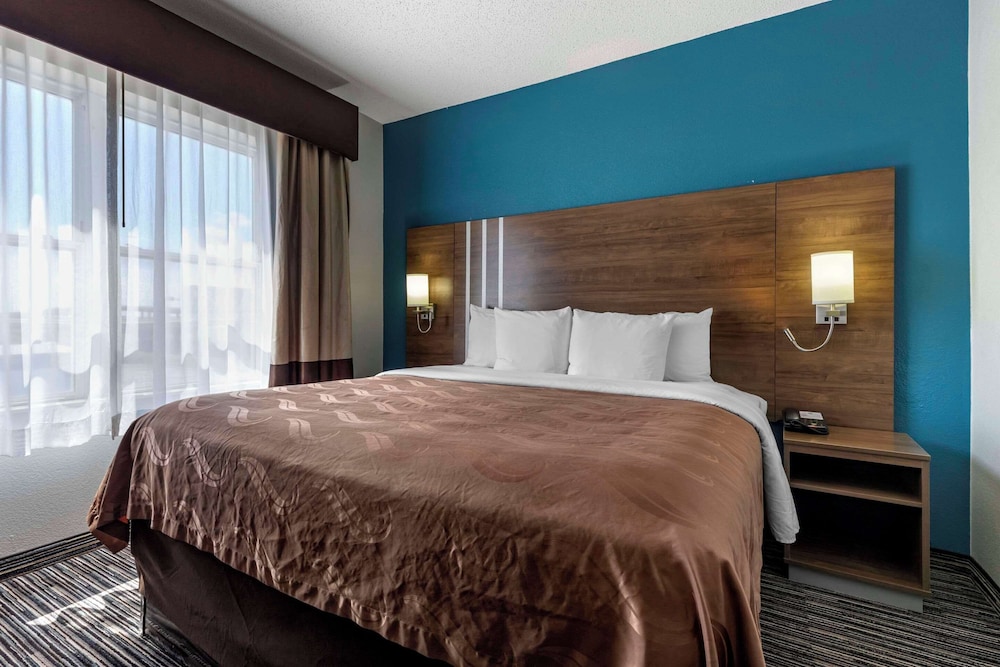 SUITE, QUEEN BED, ACCESSIBLE