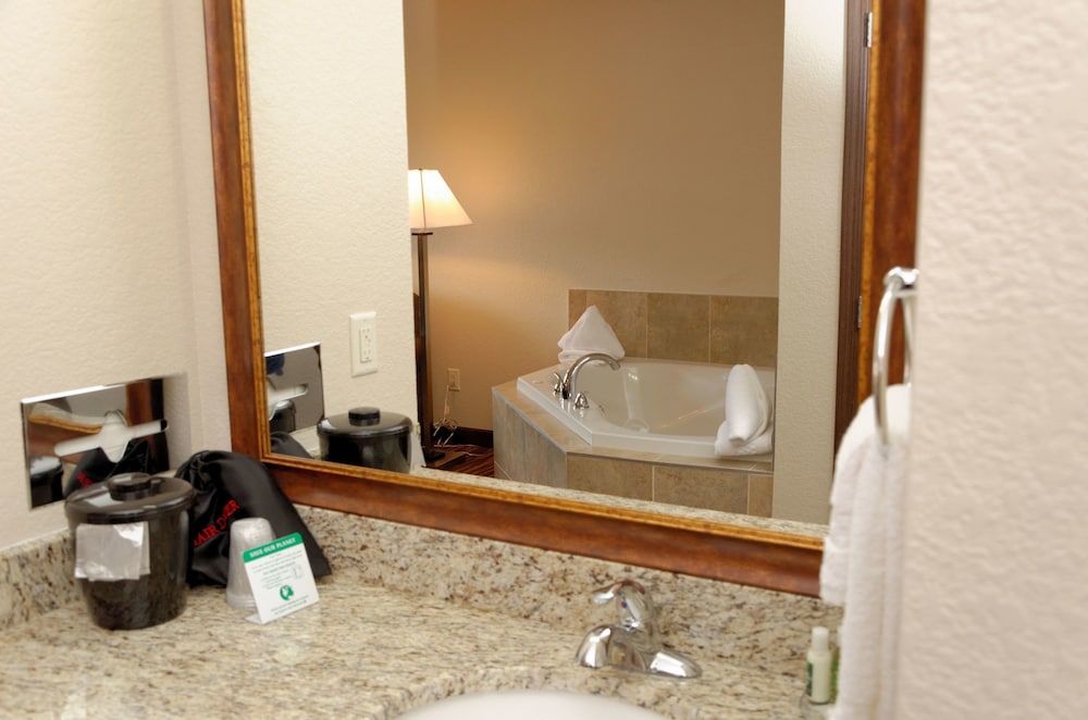 Boulders Inn Amp Suites Oak Ridge 2/50